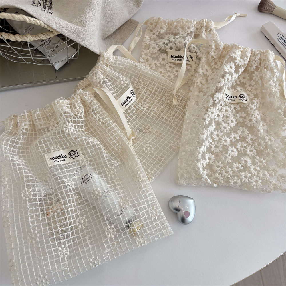 Spitzenbestickte Gänseblümchen – Cosmetic Bags Bewertung und Preis